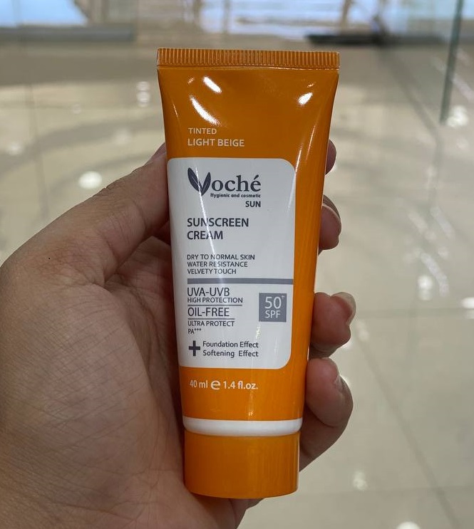 کرم ضد آفتاب رنگی وچه با SPF50 مناسب پوست خشک و معمولی حجم 40 میلی لیتر